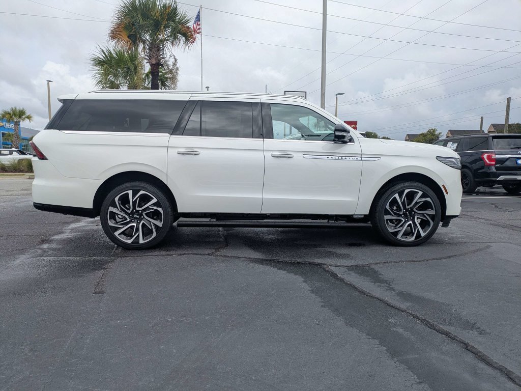 New 2027 Lincoln Navigator L Reserve AWD/4WD image 3
