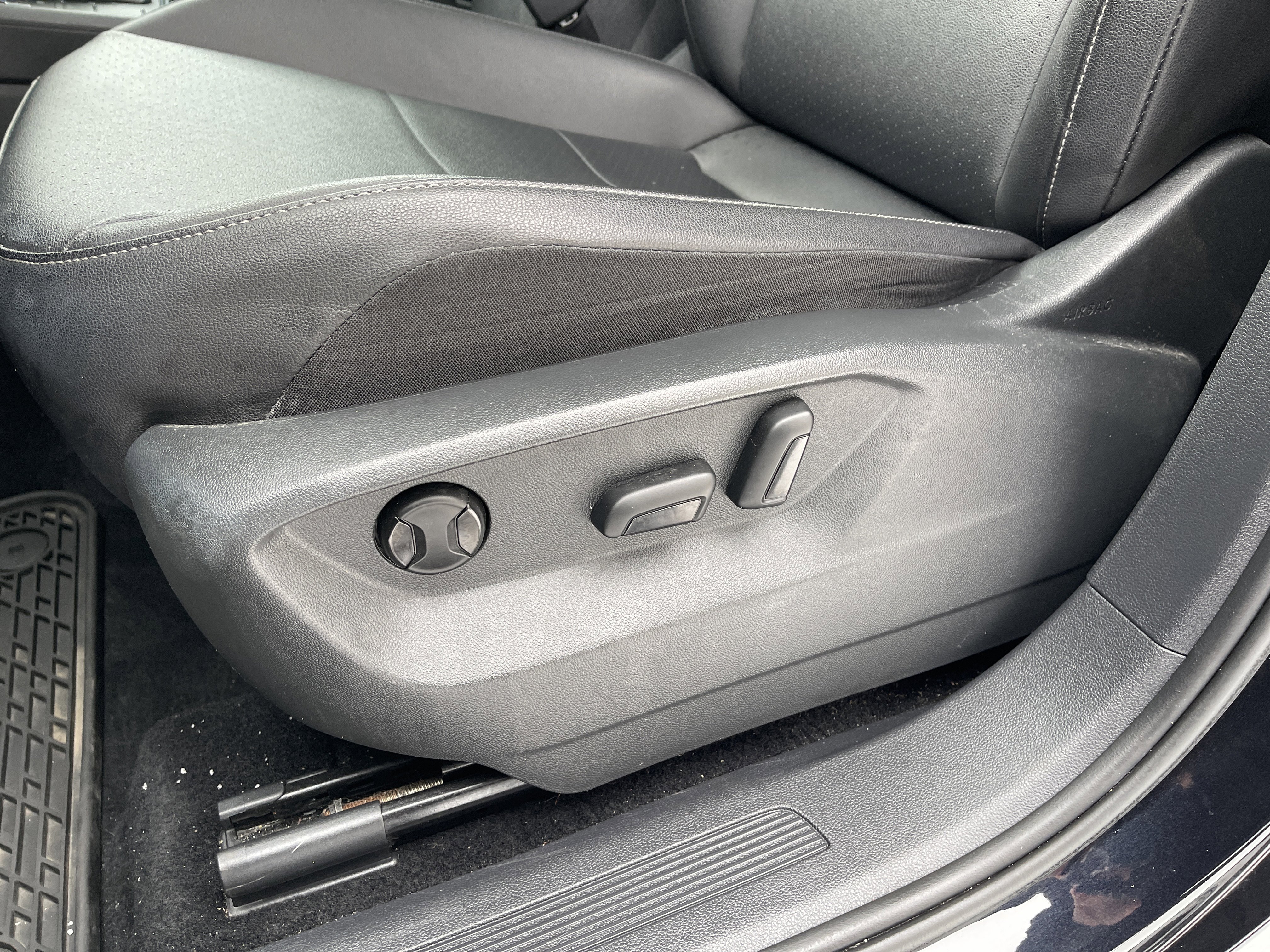 Used 2020 Volkswagen Tiguan SE w/ Panoramic Sunroof Package image 13