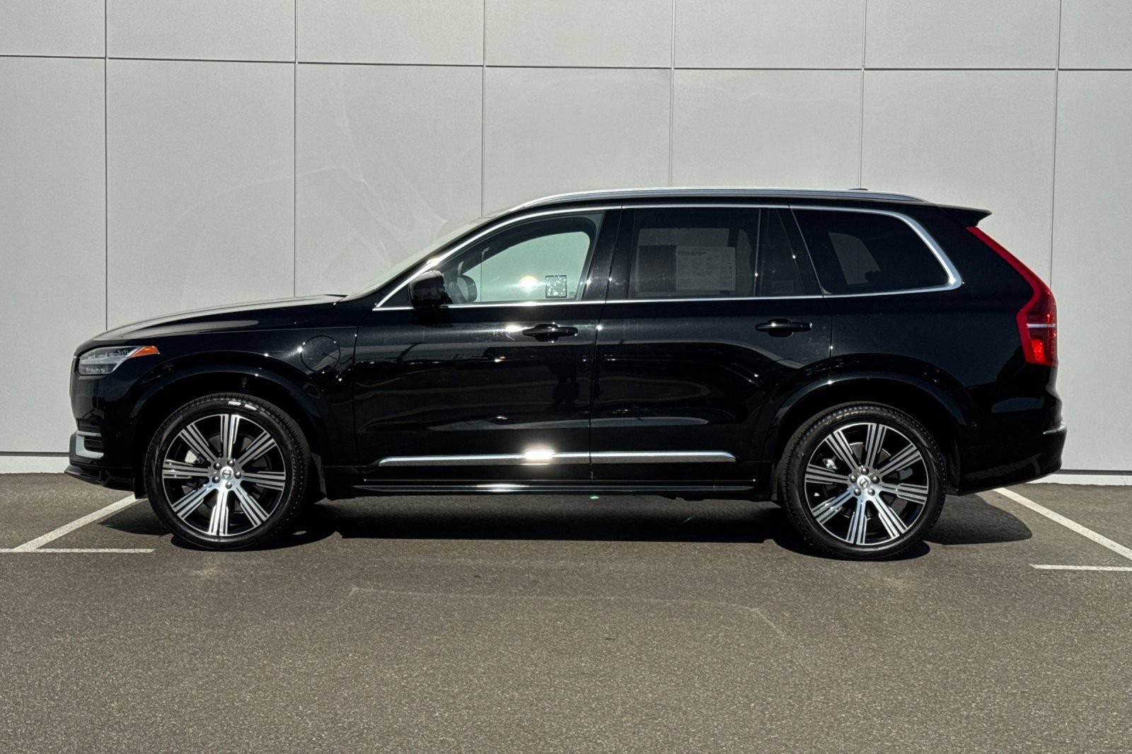 Used 2025 Volvo XC90 T8 Ultra w/ Protection Package Premier AWD/4WD image 2