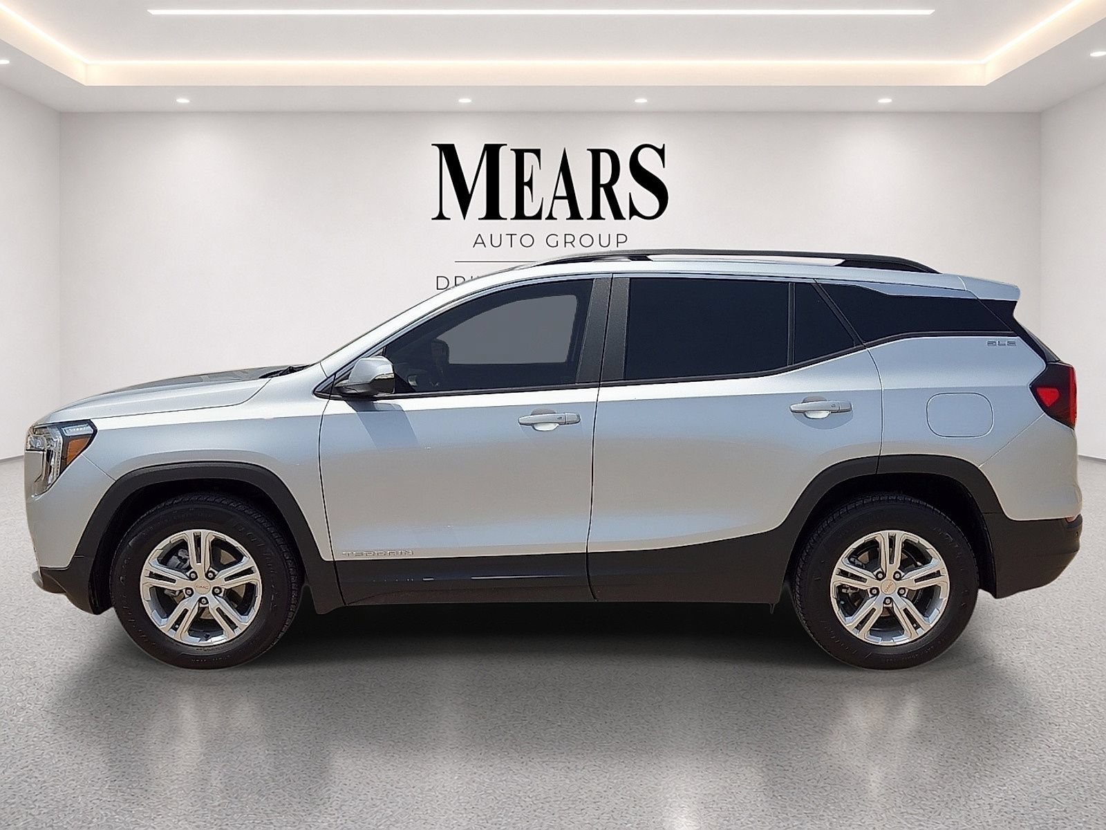 Used 2022 GMC Terrain SLE w/ Driver Convenience Package AWD/4WD image 2