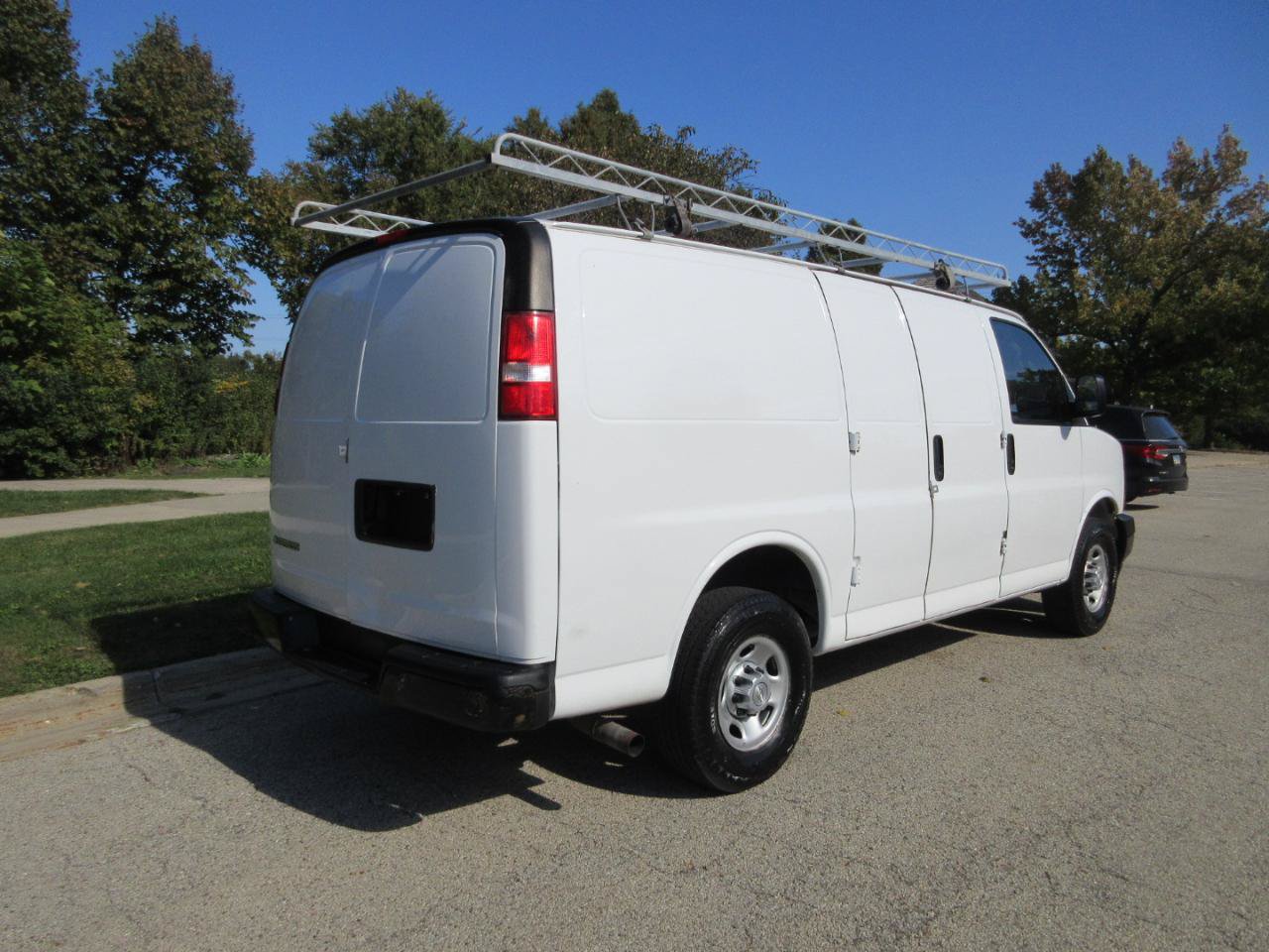 Used 2017 Chevrolet Express 3500 RWD image 13
