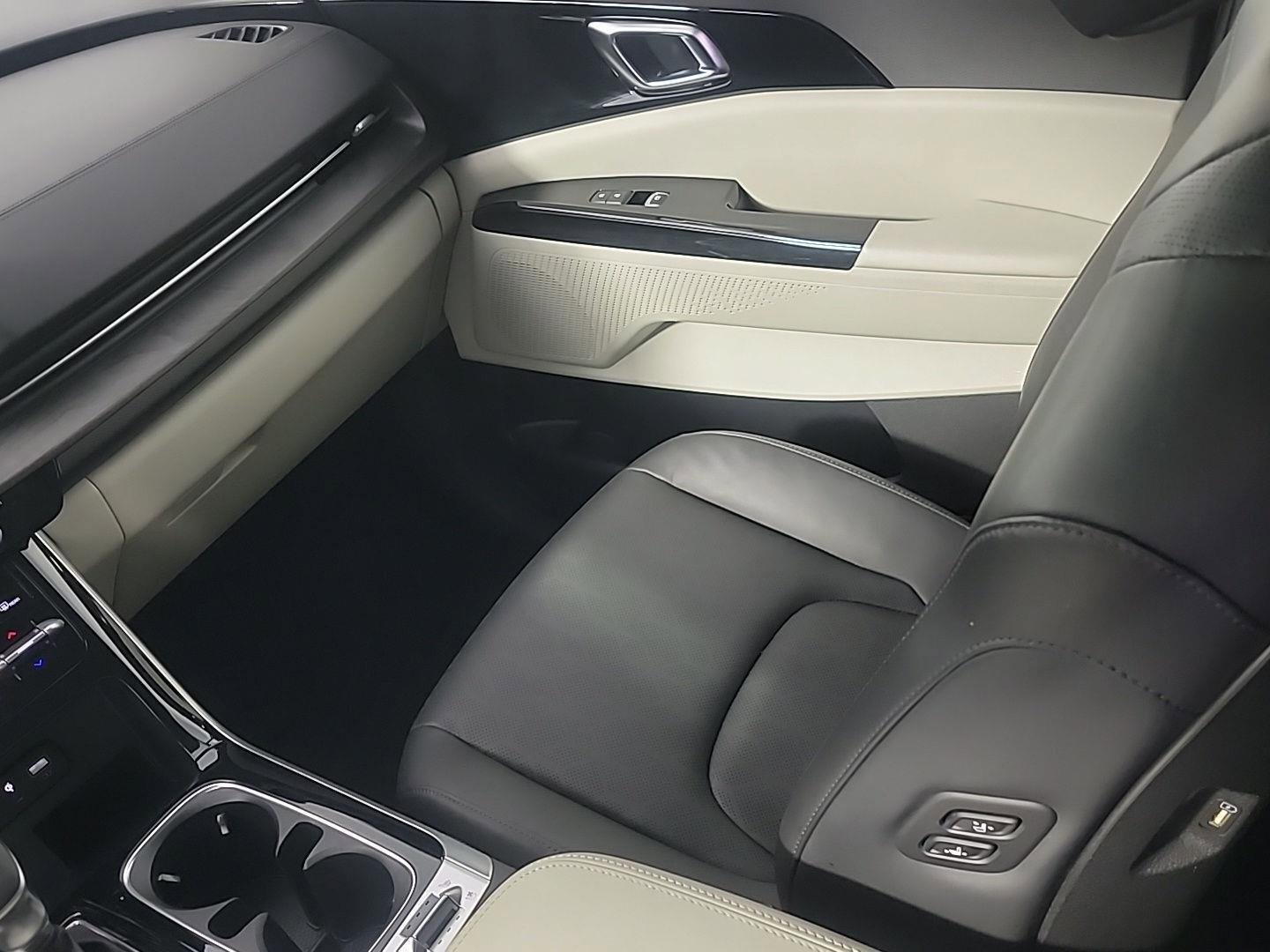 Used 2024 Kia Carnival SX image 23