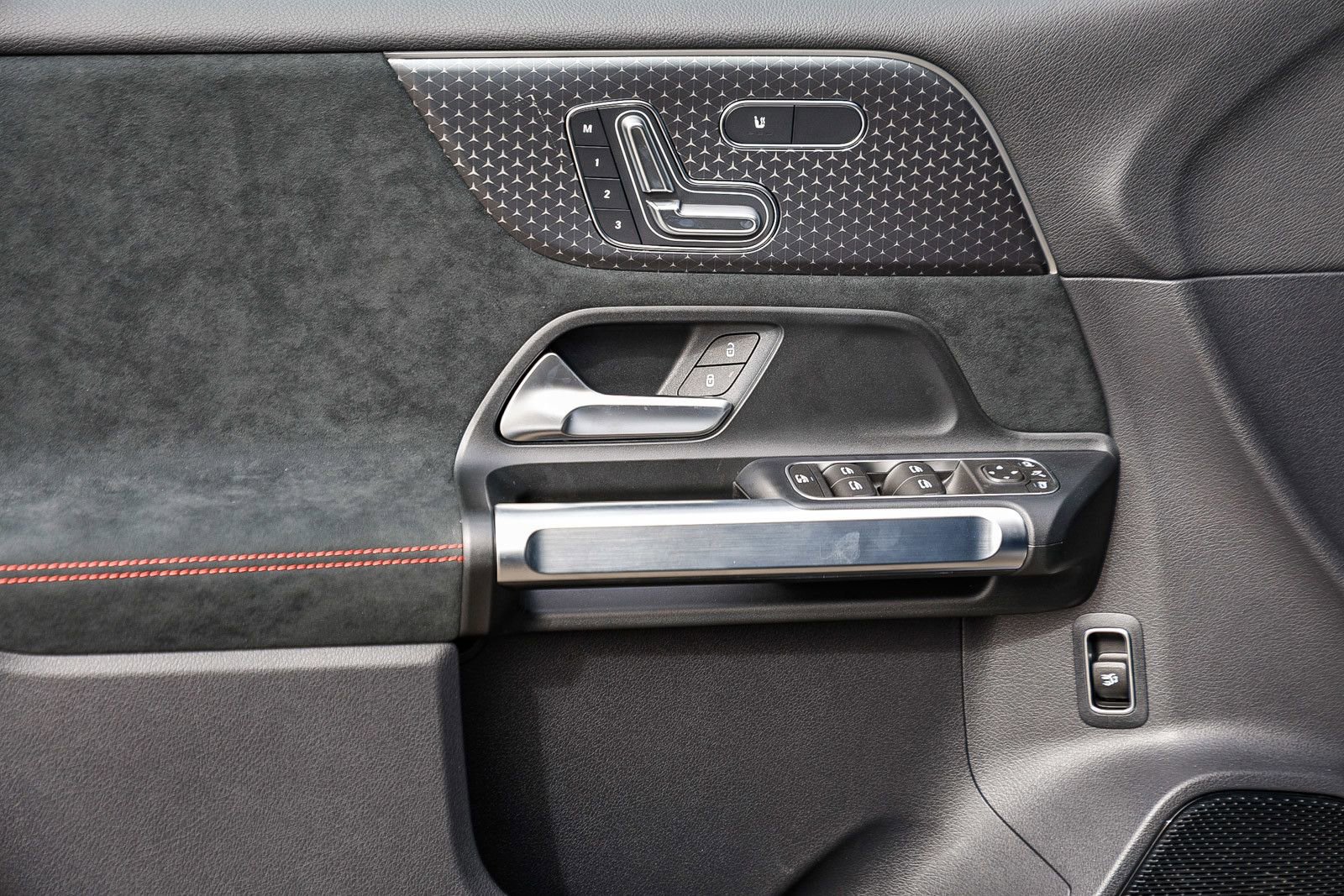 Used 2024 Mercedes-Benz EQB 300 4MATIC image 21