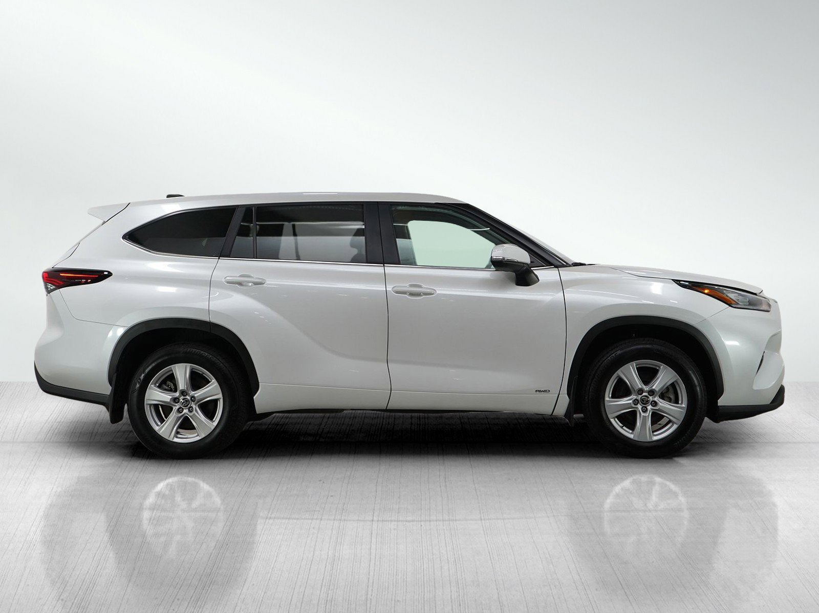 Used 2024 Toyota Highlander LE image 6