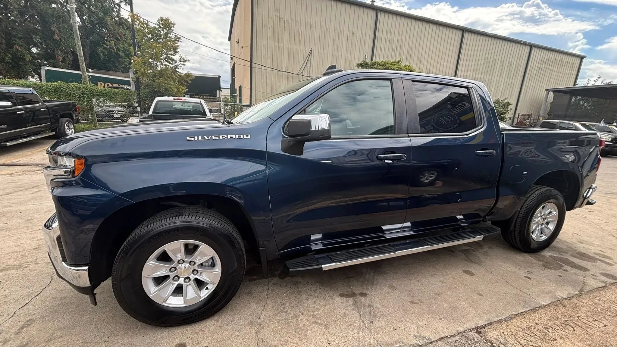 Used 2019 Chevrolet Silverado 1500 LT w/ Trailering Package RWD image 3
