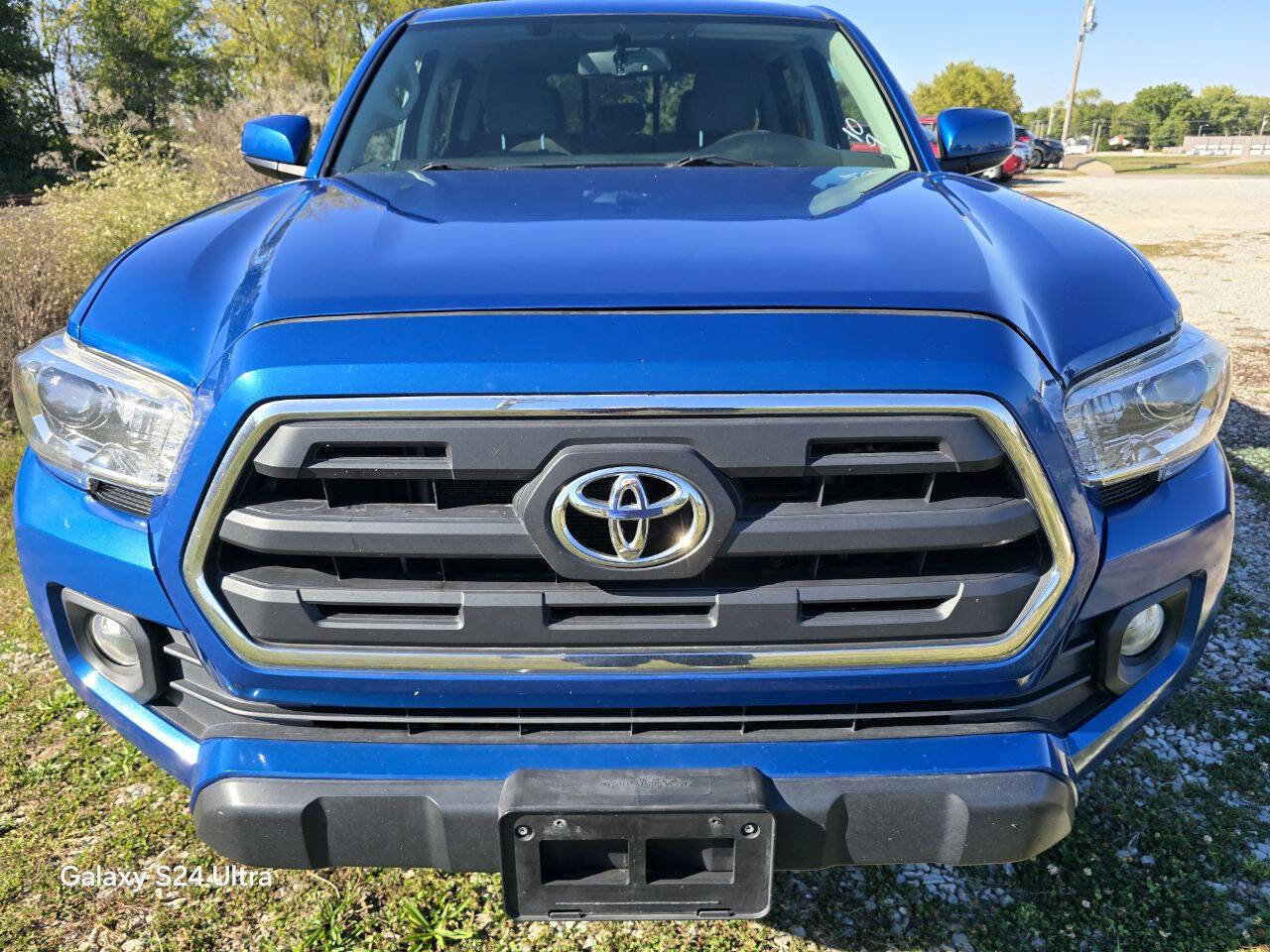 Used 2017 Toyota Tacoma TRD Sport image 12