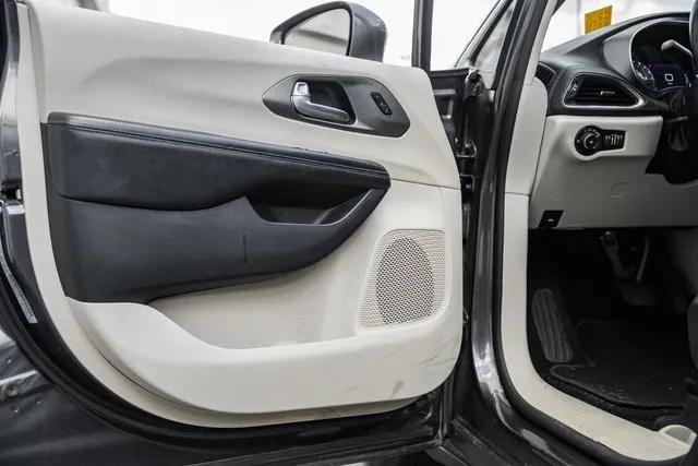 Certified 2019 Chrysler Pacifica Limited FWD image 38