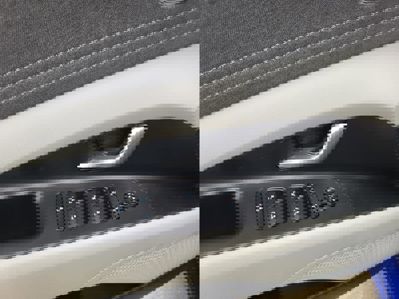 Used 2024 Hyundai Elantra Limited image 14