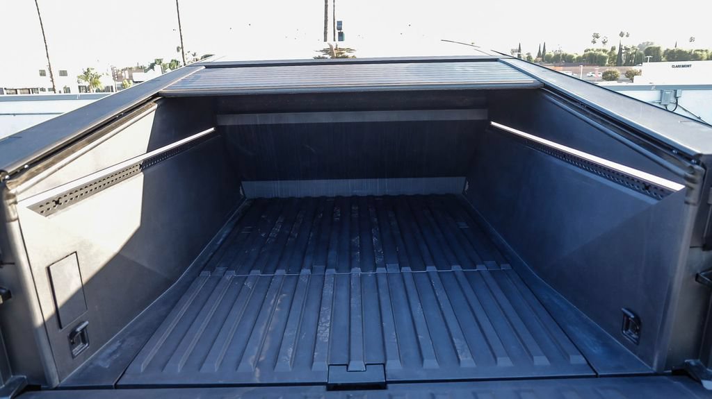 Used 2025 Tesla Cybertruck AWD Crew Cab image 31