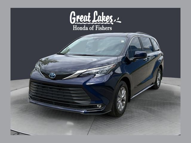 Used 2025 Toyota Sienna XLE AWD/4WD image 1