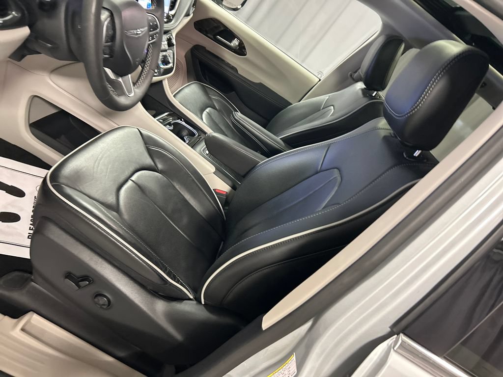 Used 2024 Chrysler Pacifica Limited AWD/4WD image 12