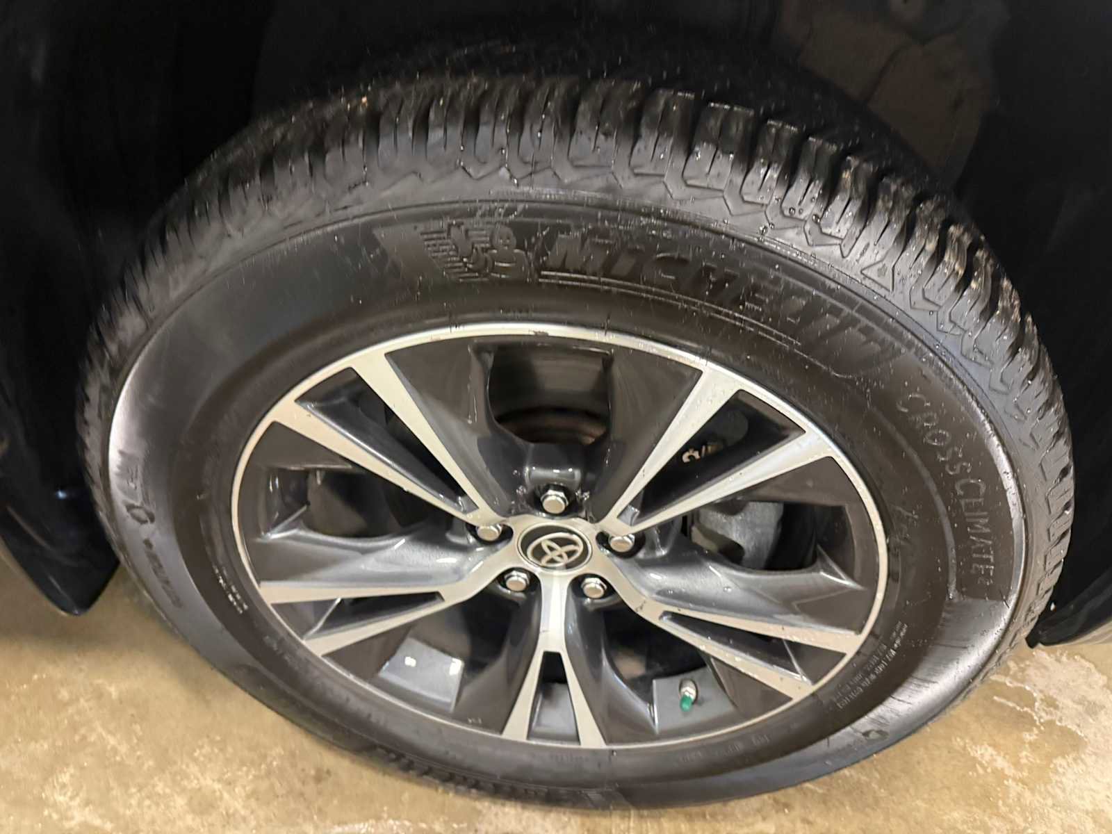 Used 2019 Toyota Highlander LE AWD/4WD image 12