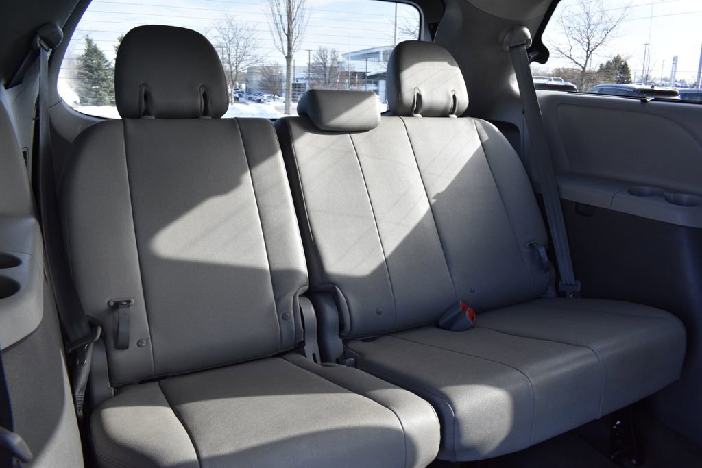 Used 2016 Toyota Sienna XLE image 28