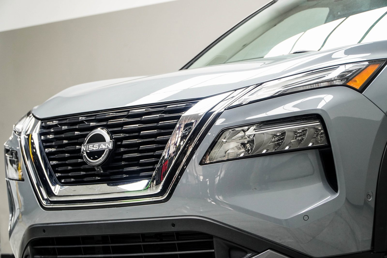 Used 2023 Nissan Rogue SL w/ SL Premium Package image 2