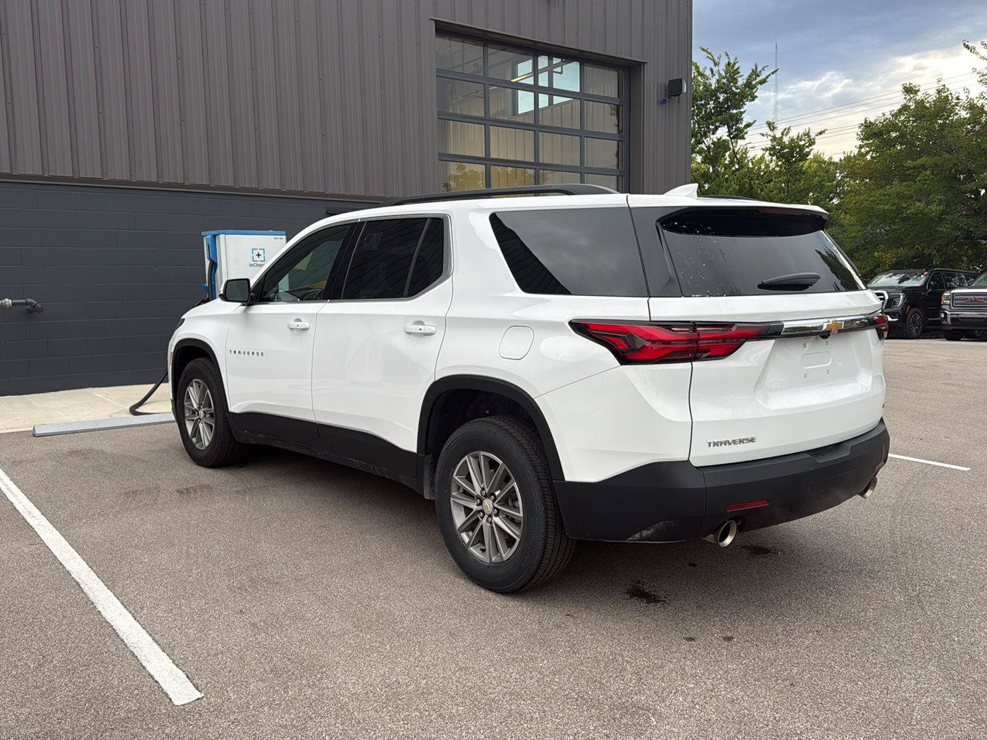 Used 2023 Chevrolet Traverse LT FWD image 5