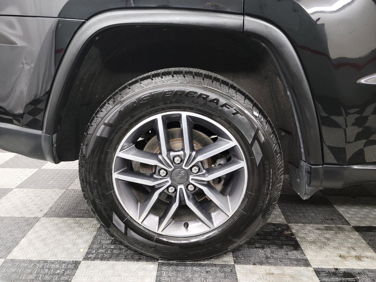 Used 2020 Jeep Grand Cherokee Laredo w/ 18" Wheel & 8.4" Radio Group AWD/4WD image 27