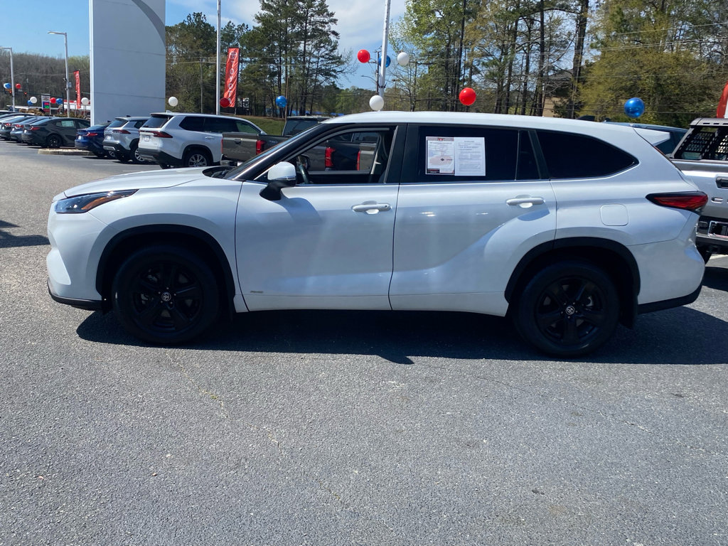 Used 2023 Toyota Highlander LE image 3