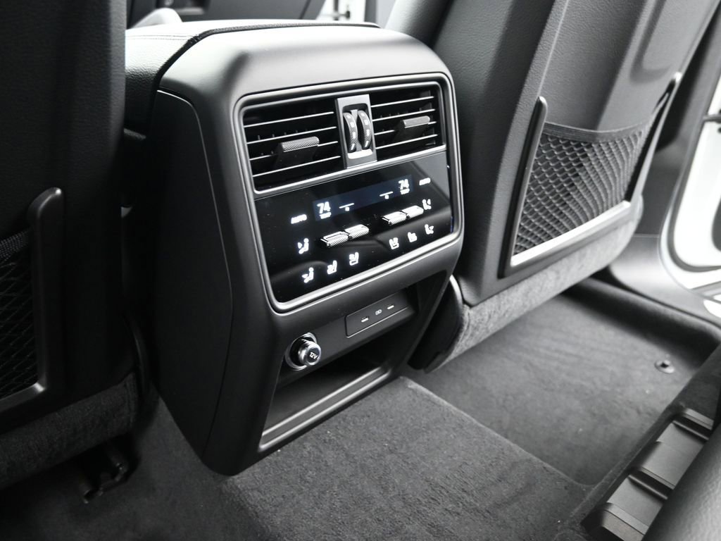 Certified 2025 Porsche Cayenne AWD/4WD image 28