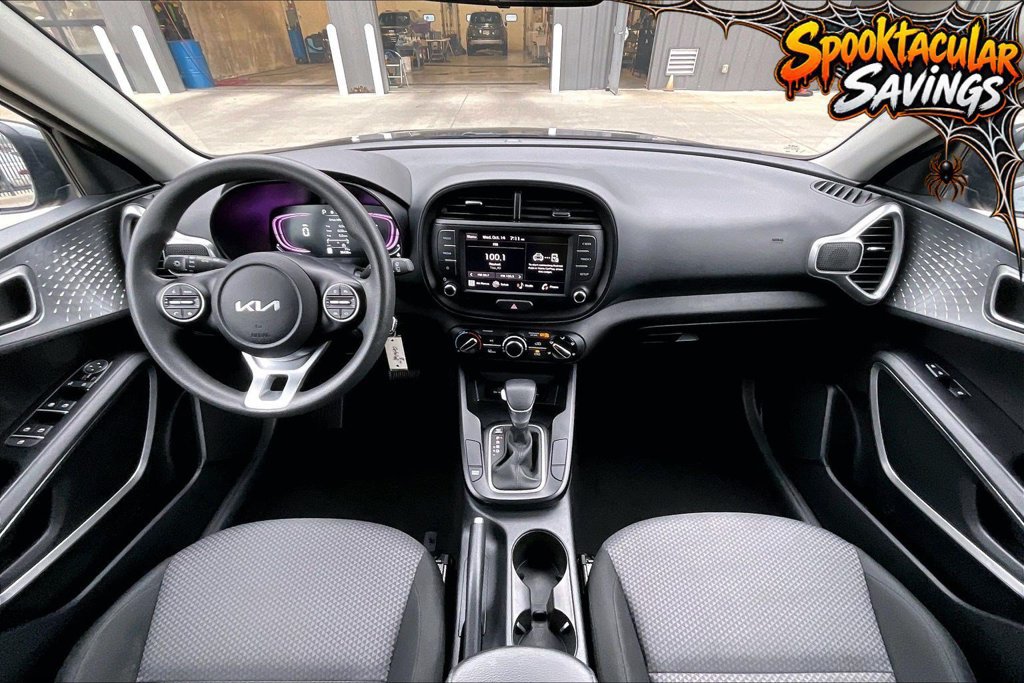 Used 2025 Kia Soul LX w/ LX Technology Package FWD image 14