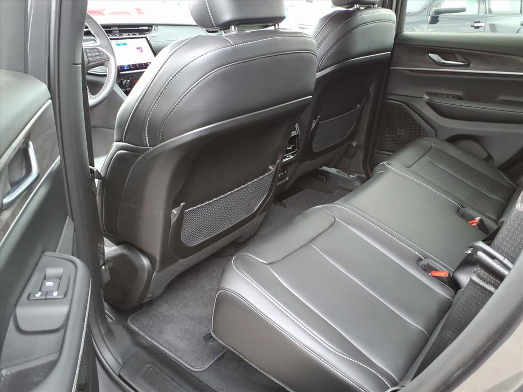 Used 2025 Jeep Grand Cherokee Limited image 32