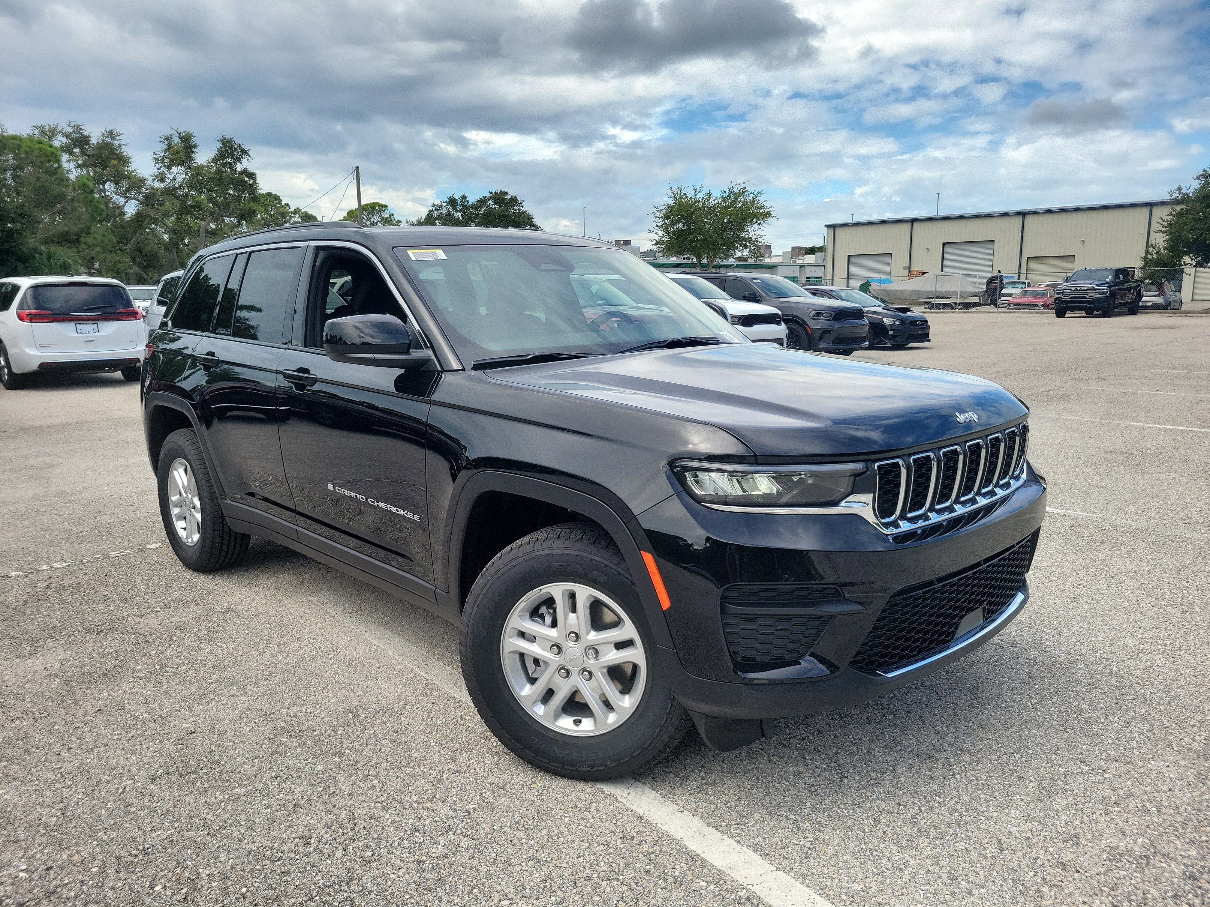 New 2025 Jeep Grand Cherokee Laredo w/ Trailer Tow Package