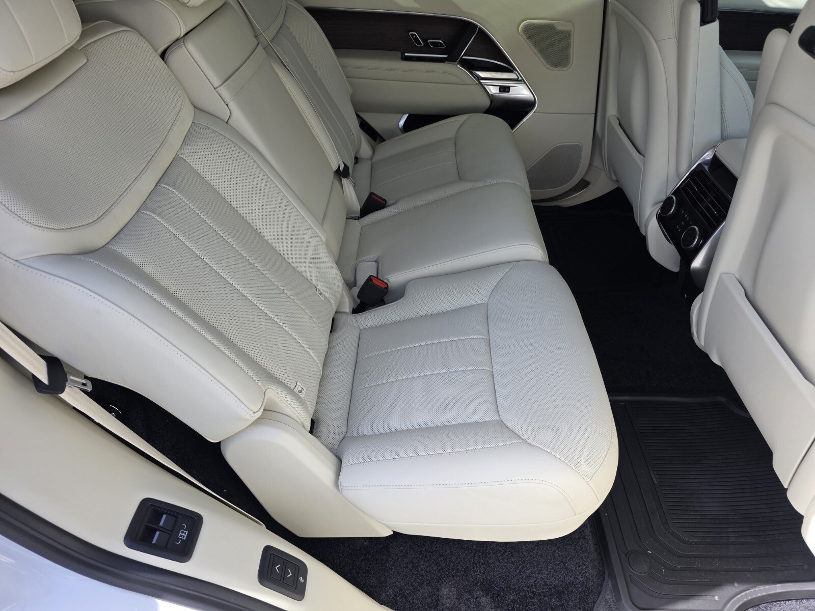 New 2026 Land Rover Range Rover Long Wheelbase SE AWD/4WD image 5