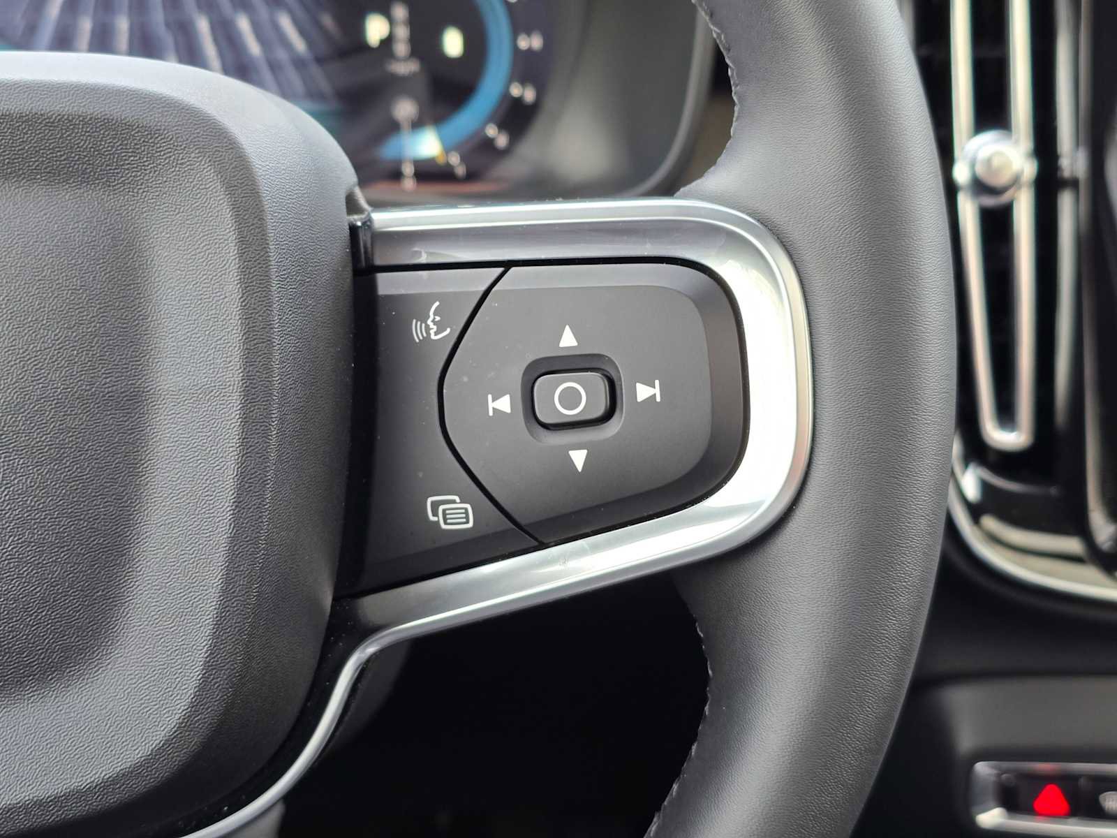 Certified 2025 Volvo XC40 B5 Plus w/ Climate Package image 29