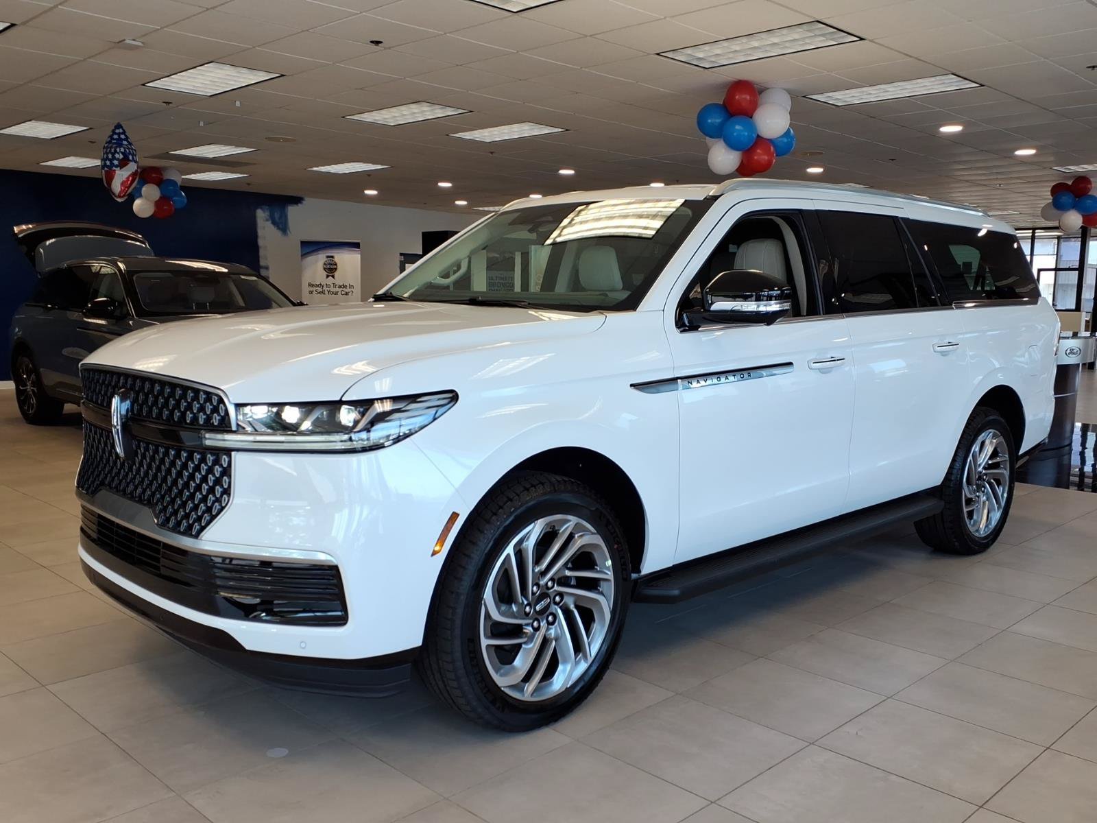 New 2027 Lincoln Navigator L Premier AWD/4WD image 3