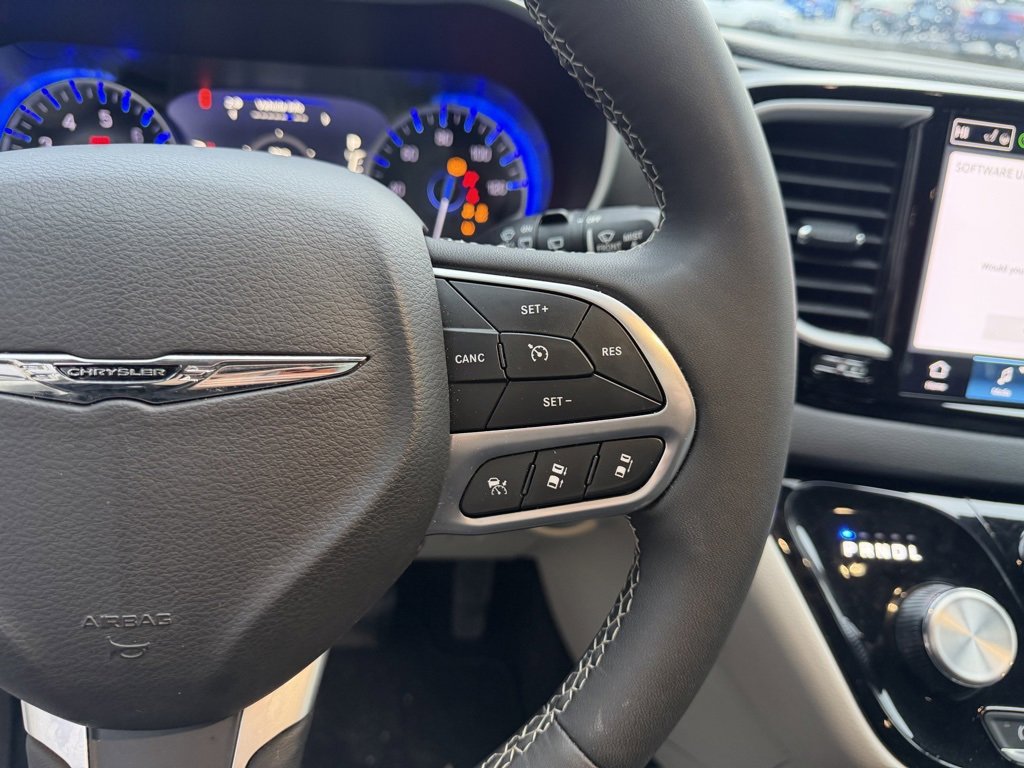 Used 2024 Chrysler Pacifica Touring-L image 18
