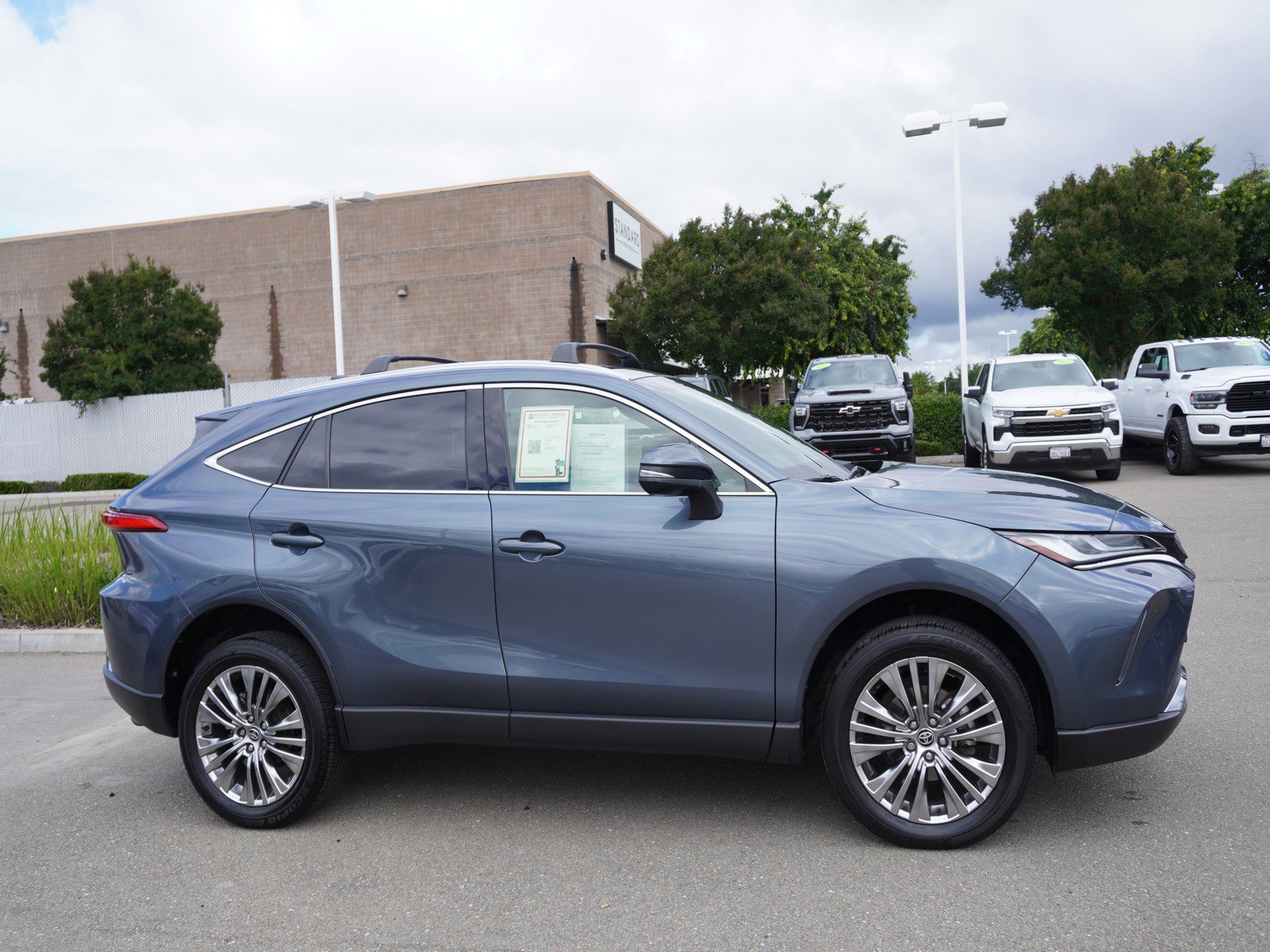 Used 2022 Toyota Venza XLE AWD/4WD image 4