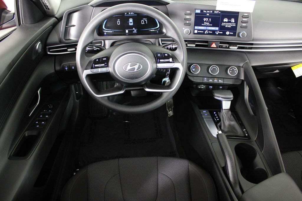 Certified 2025 Hyundai Elantra SE image 7