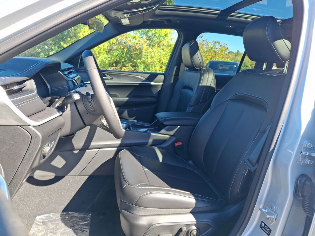 New 2025 Jeep Grand Cherokee Limited w/ Black Appearance Package image 10