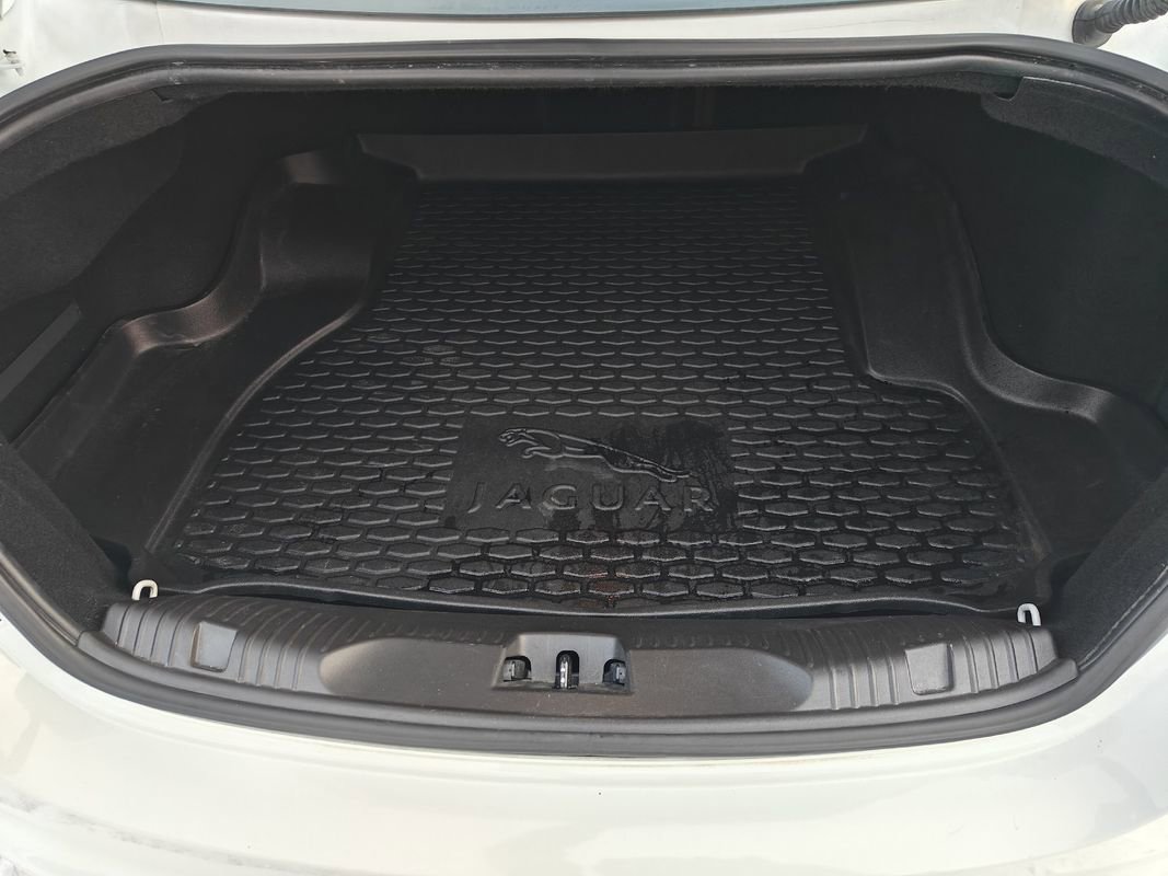 Used 2015 Jaguar XF Portfolio image 29