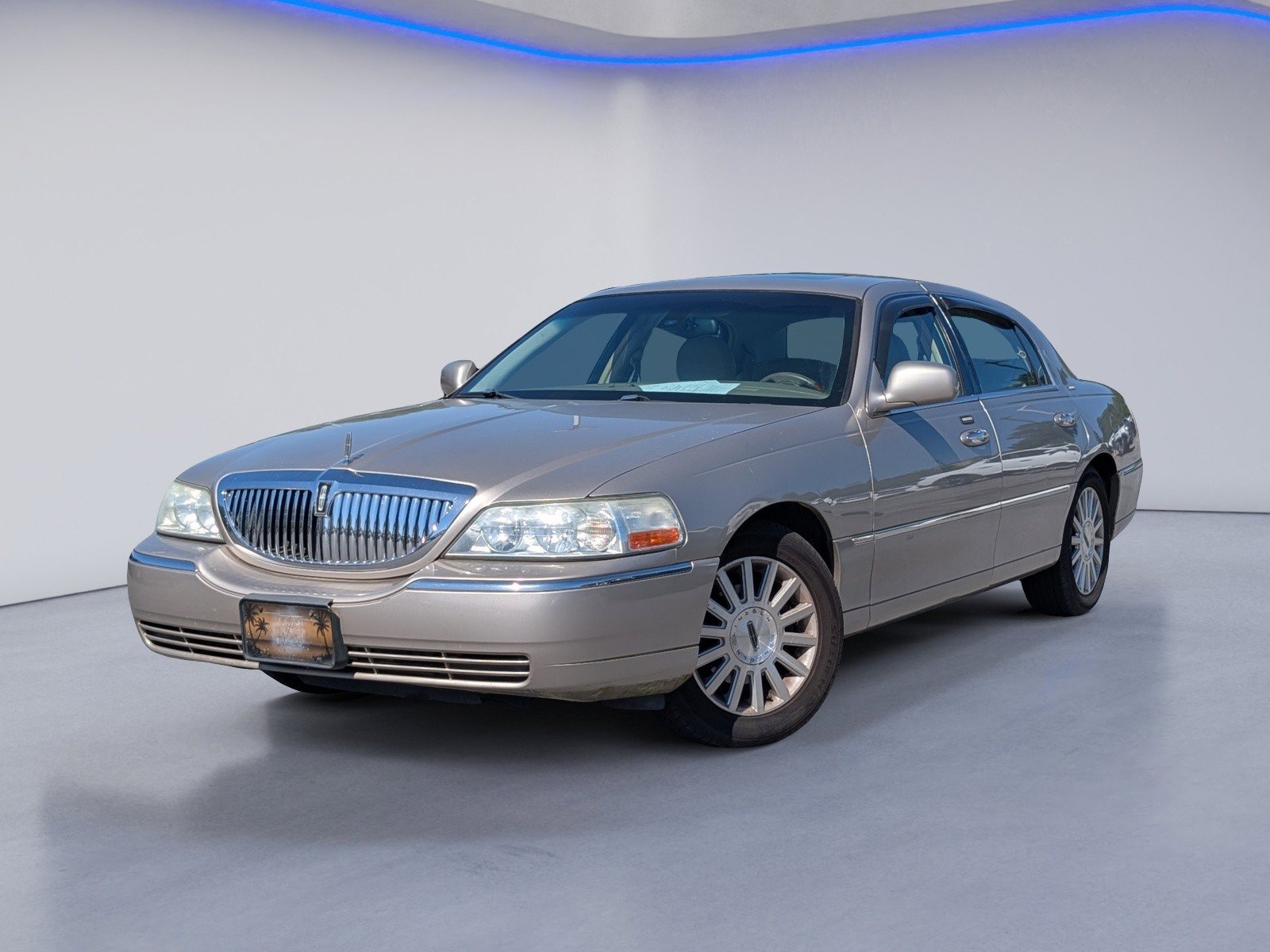 Used 2003 Lincoln Town Car Signature RWD image 2