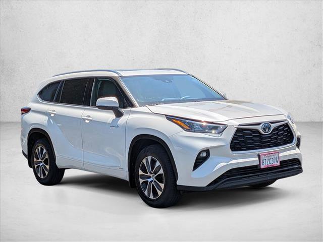 Used 2020 Toyota Highlander XLE AWD/4WD image 3