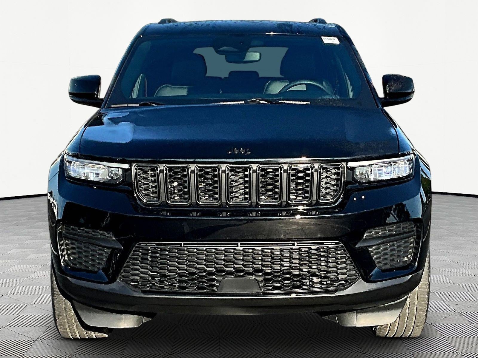 Used 2023 Jeep Grand Cherokee Altitude AWD/4WD image 2