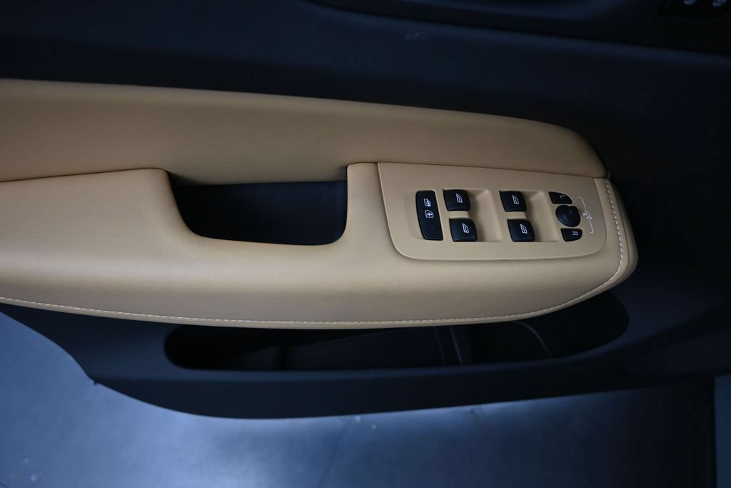 Used 2024 Volvo XC60 B5 Ultimate w/ Protection Package Premier AWD/4WD image 15