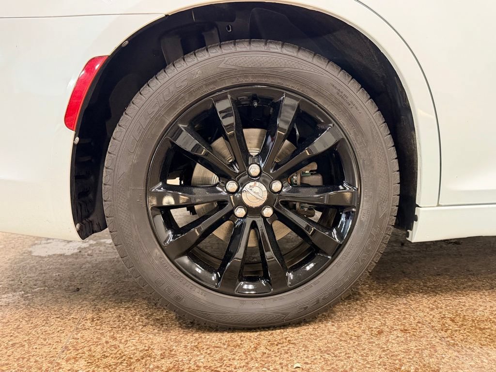 Used 2017 Chrysler 300 Limited AWD/4WD image 19