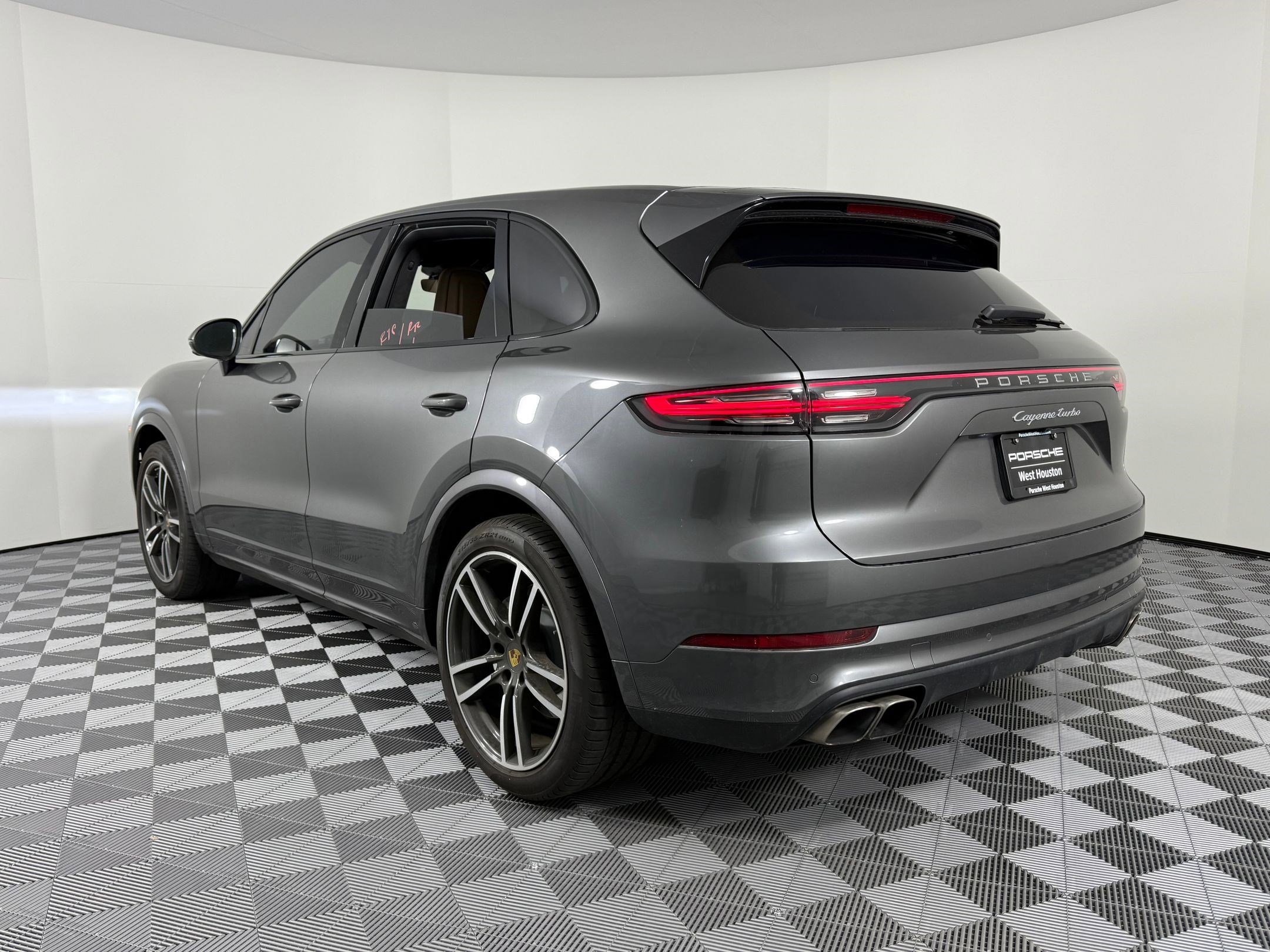 Used 2020 Porsche Cayenne Turbo image 3