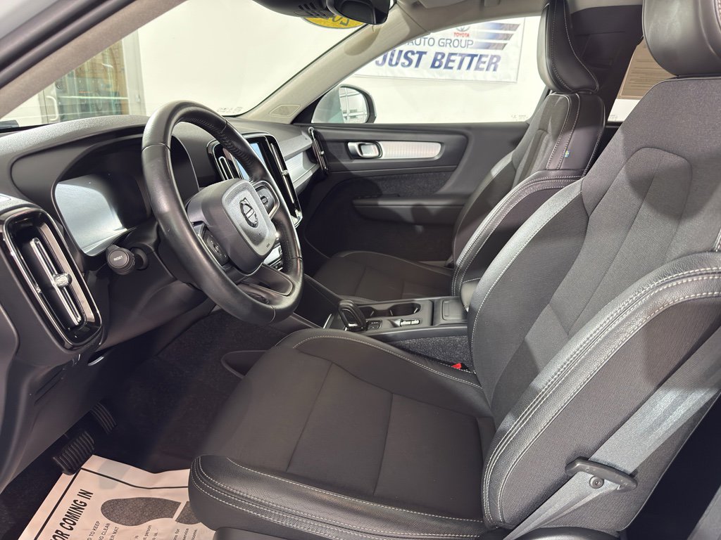 Used 2020 Volvo XC40 T4 Momentum image 18