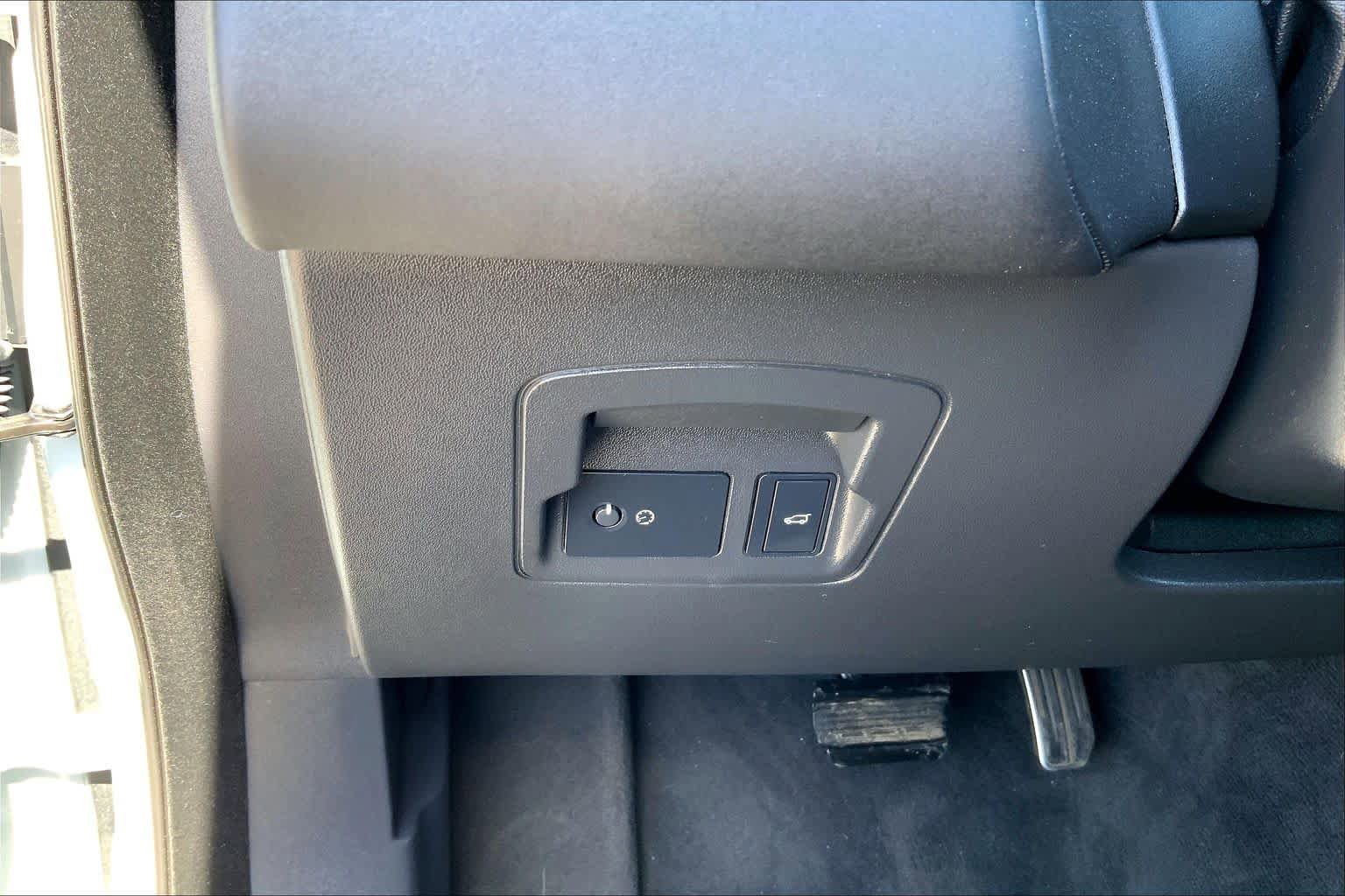 Certified 2025 Land Rover Range Rover Velar Dynamic SE image 30