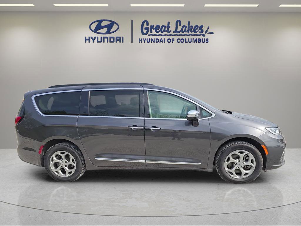 Used 2023 Chrysler Pacifica Limited image 4