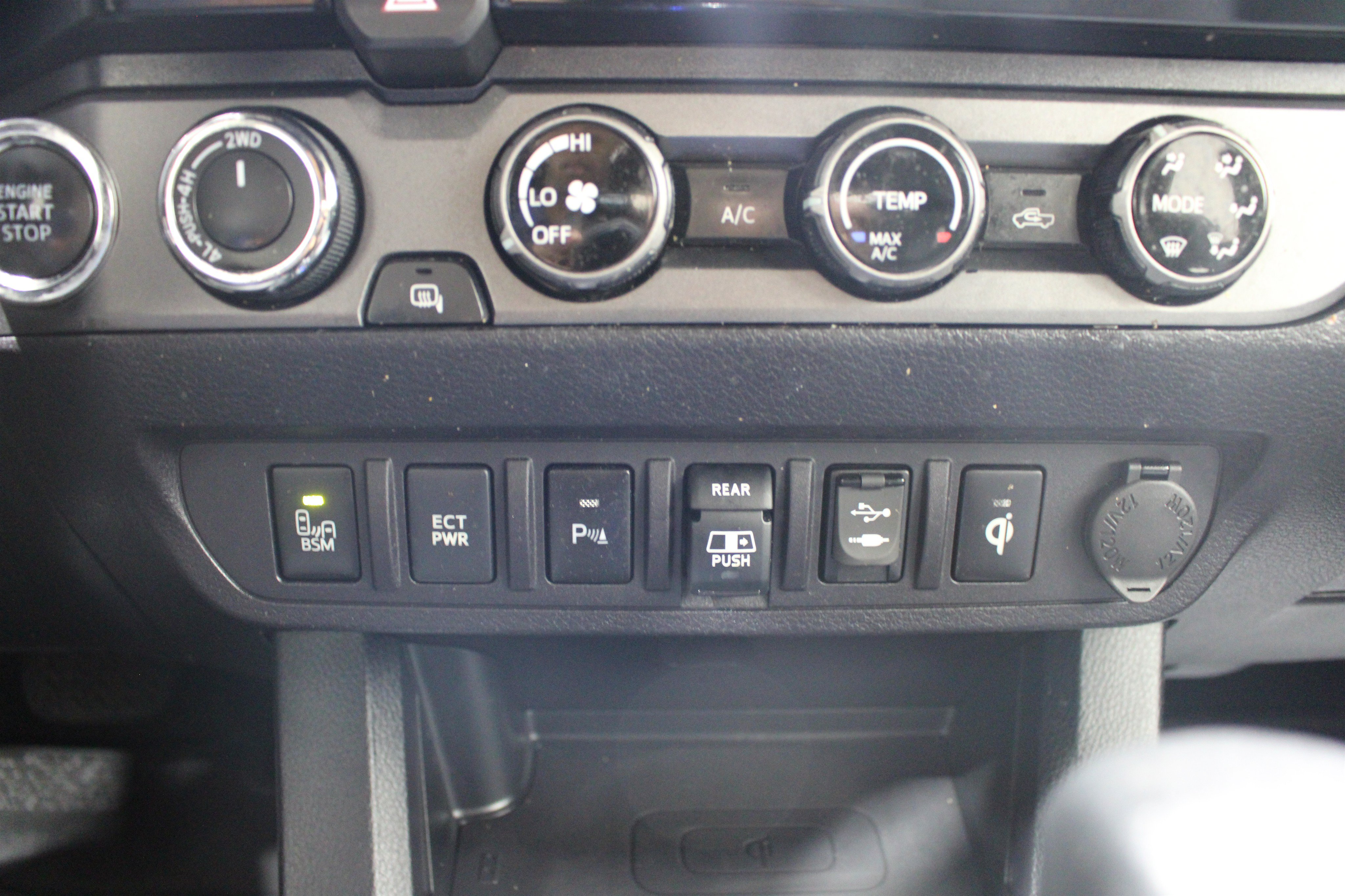 Used 2018 Toyota Tacoma TRD Off-Road w/ Technology Package AWD/4WD image 16