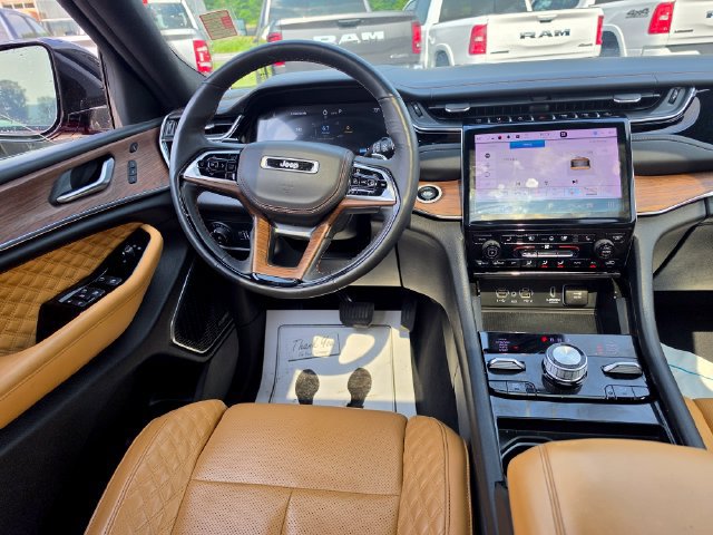 Used 2023 Jeep Grand Cherokee Summit w/ Luxury Tech Group V AWD/4WD image 16