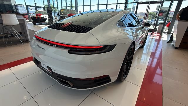 Used 2024 Porsche 911 Carrera RWD image 3