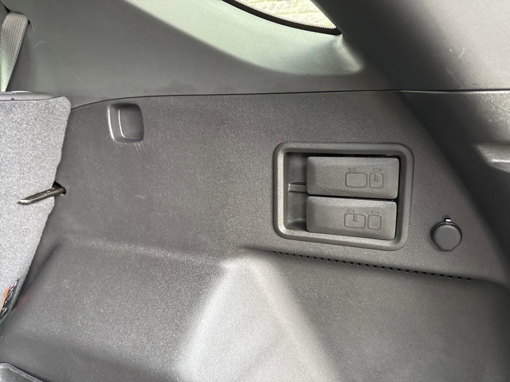 Used 2022 Chevrolet Equinox RS w/ Infotainment Package image 9