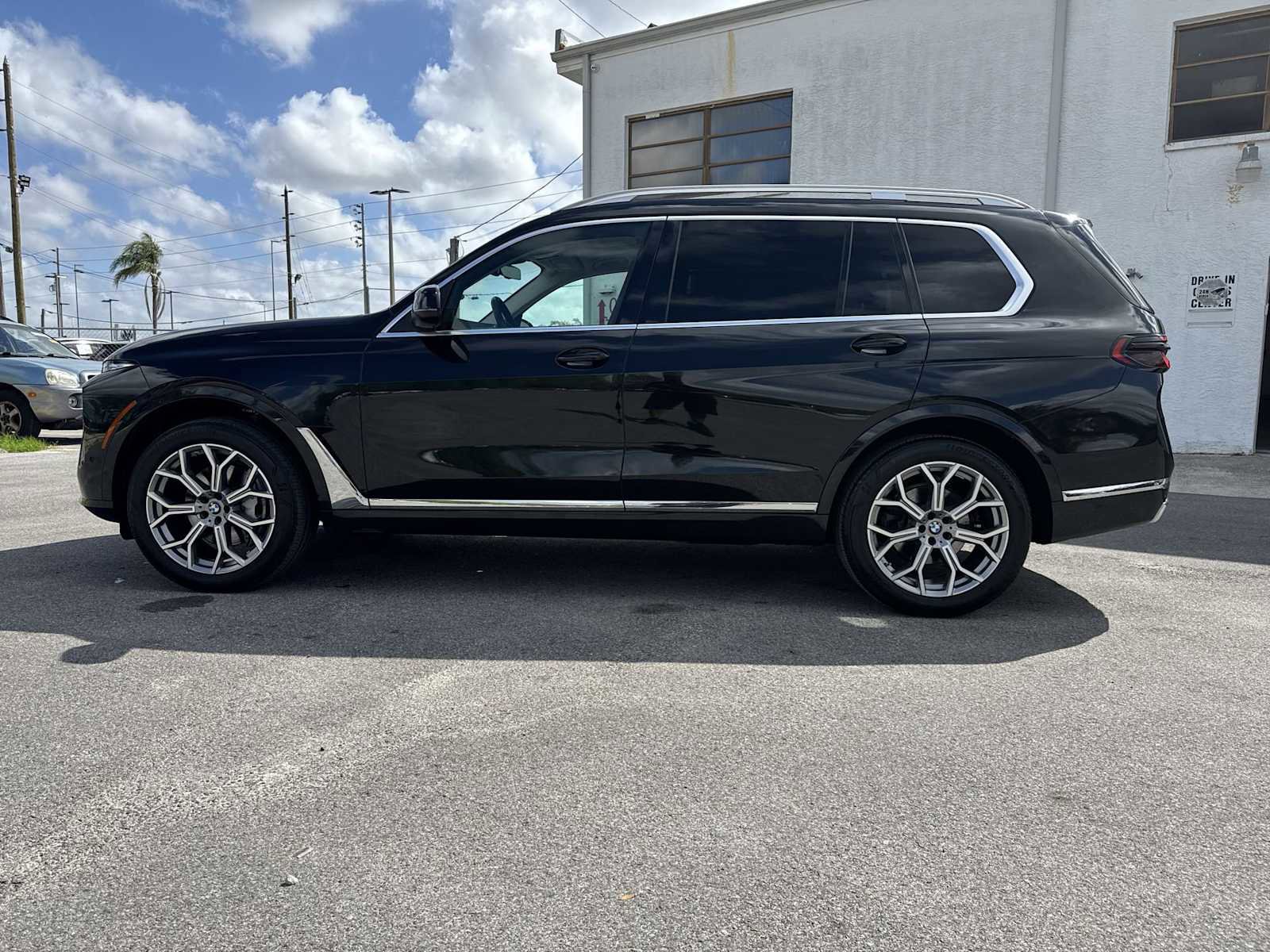 Used 2023 BMW X7 xDrive40i w/ Executive Package image 3