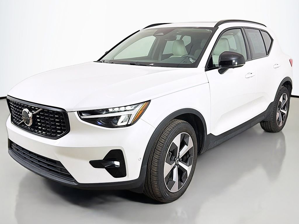 Used 2023 Volvo XC40 B5 Plus w/ Driver Assist Package image 8