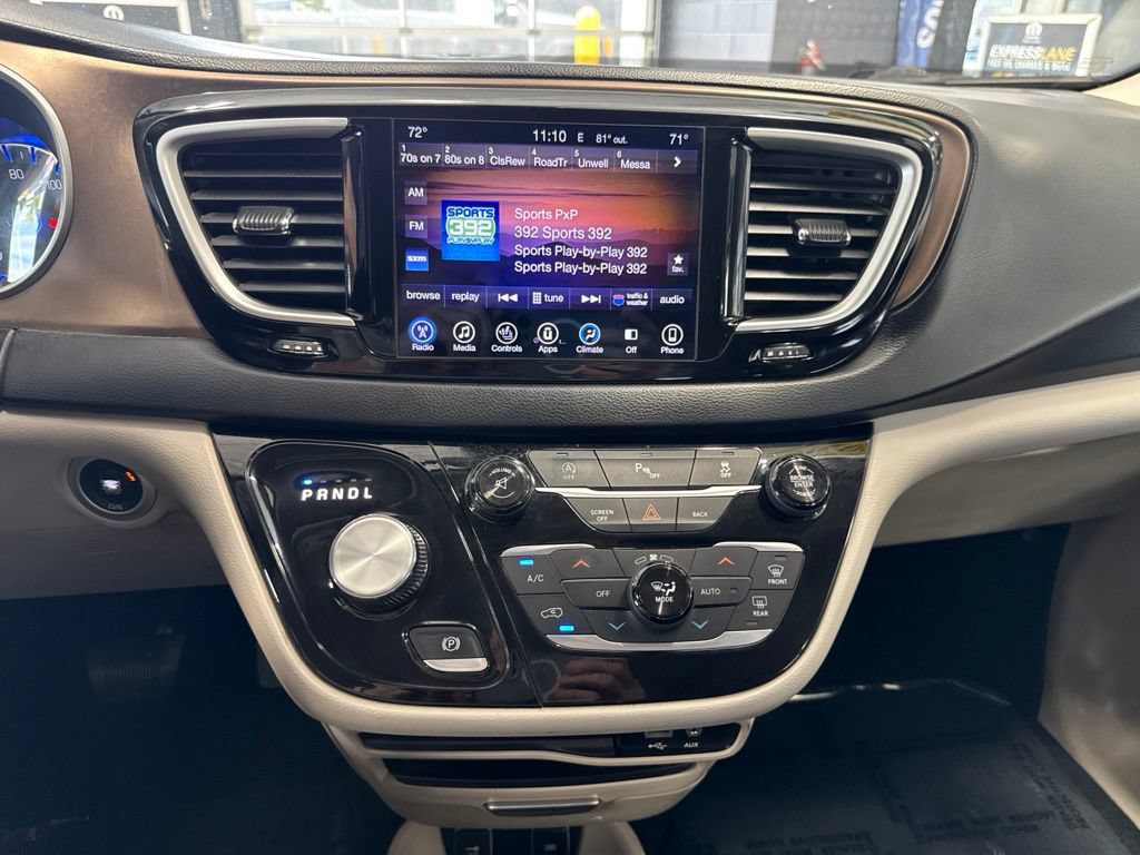 Used 2017 Chrysler Pacifica Touring-L FWD image 16