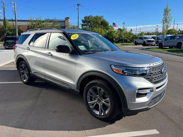 Used 2024 Ford Explorer XLT w/ Equipment Group 202A AWD/4WD image 3